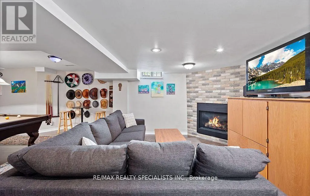 8 ROYAL VALLEY DRIVE