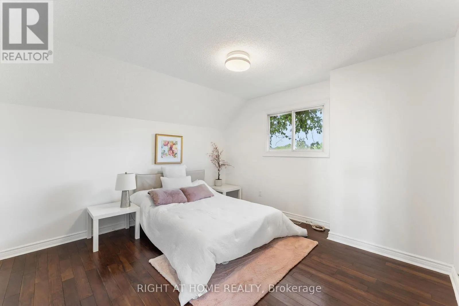 1186 GLENASHTON DRIVE
