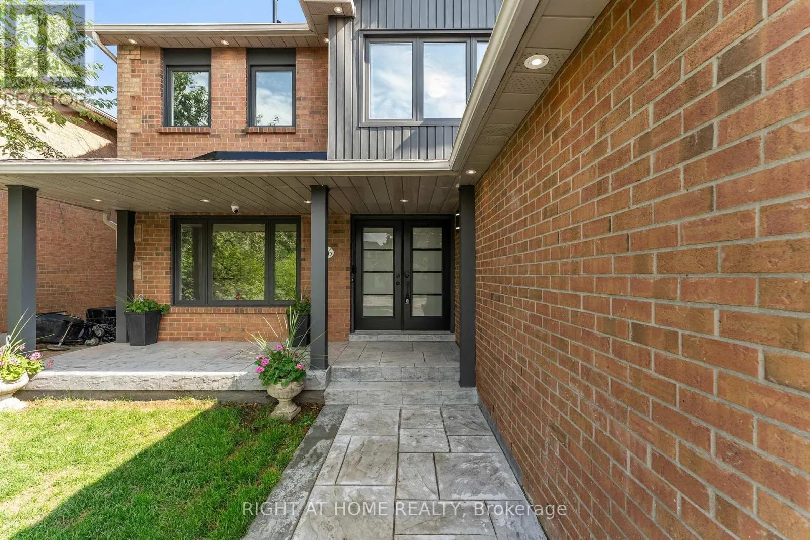 1186 GLENASHTON DRIVE