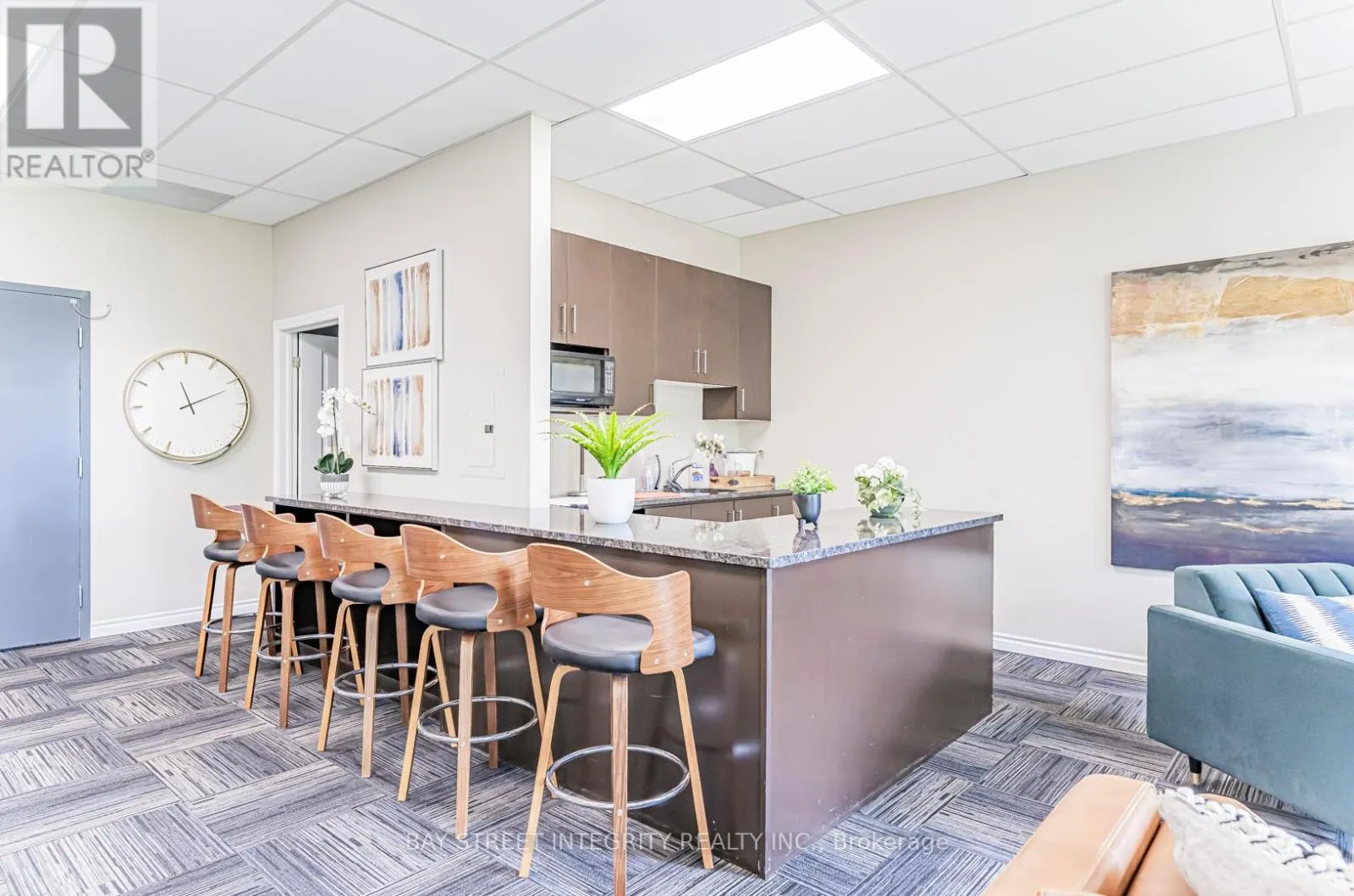 307 - 5327 UPPER MIDDLE ROAD