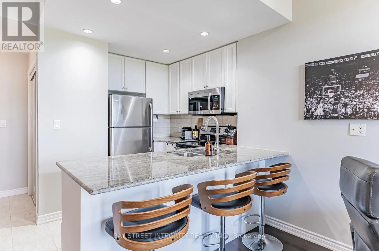 307 - 5327 UPPER MIDDLE ROAD