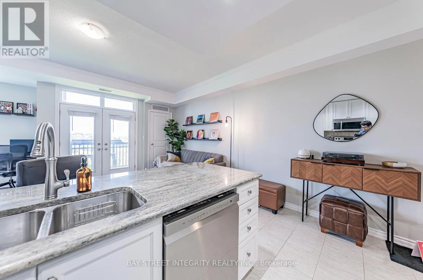 307 - 5327 UPPER MIDDLE ROAD