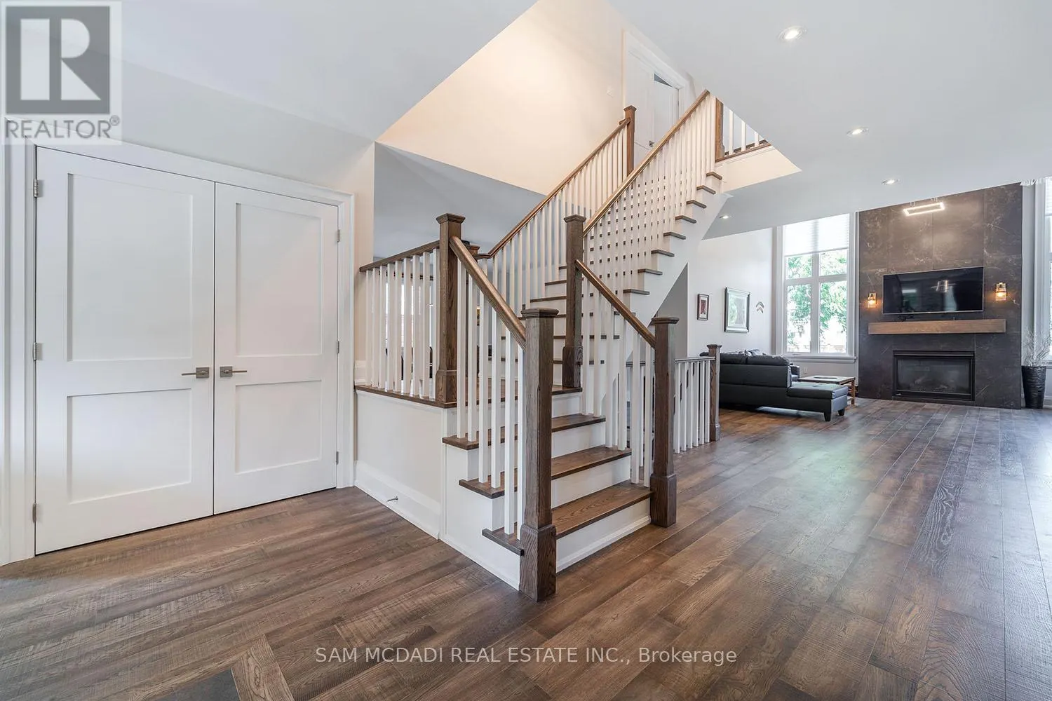 2163 DEYNCOURT DRIVE