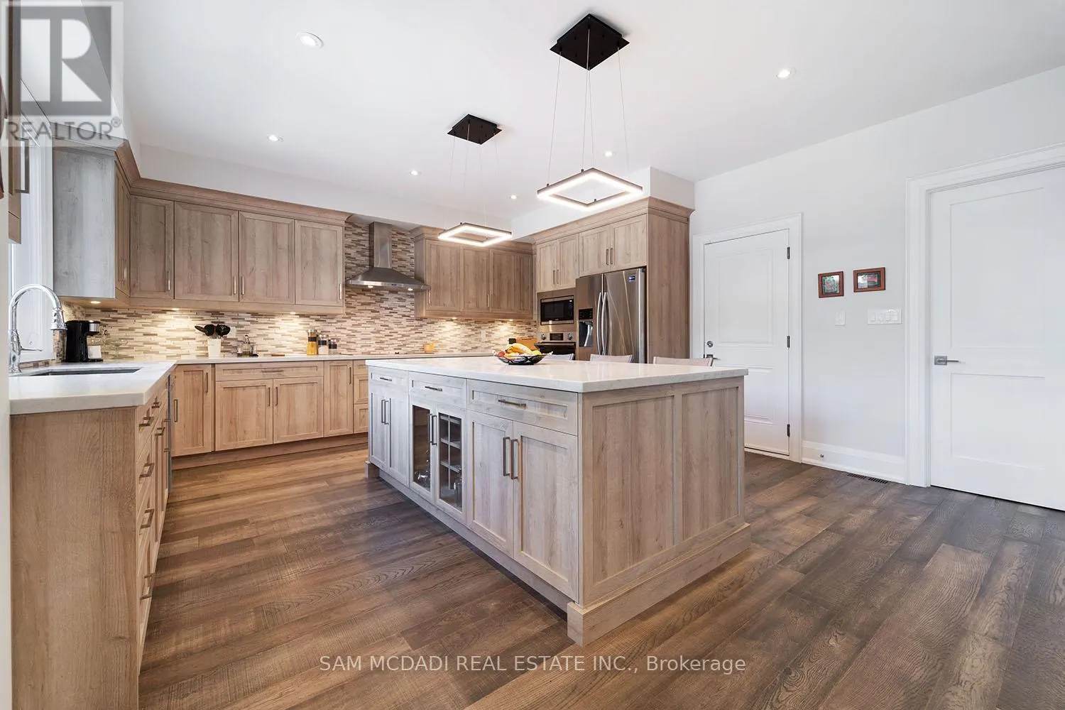 2163 DEYNCOURT DRIVE