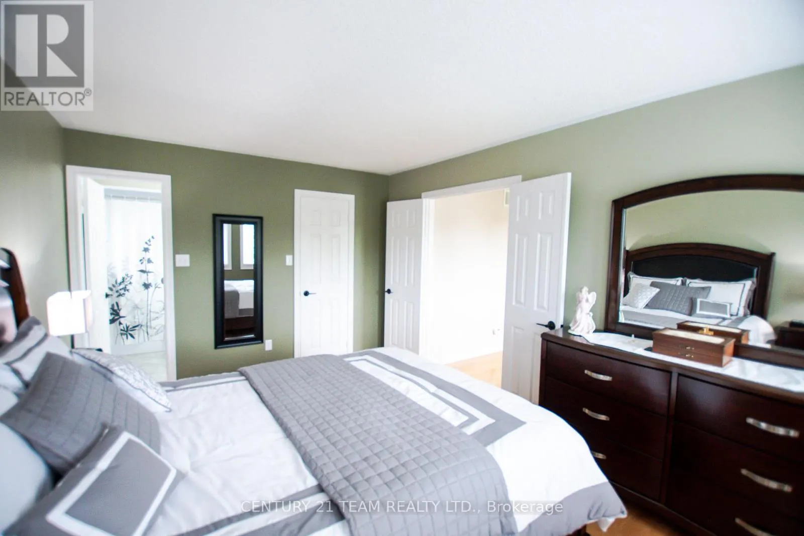17 RUDDELL CRESCENT