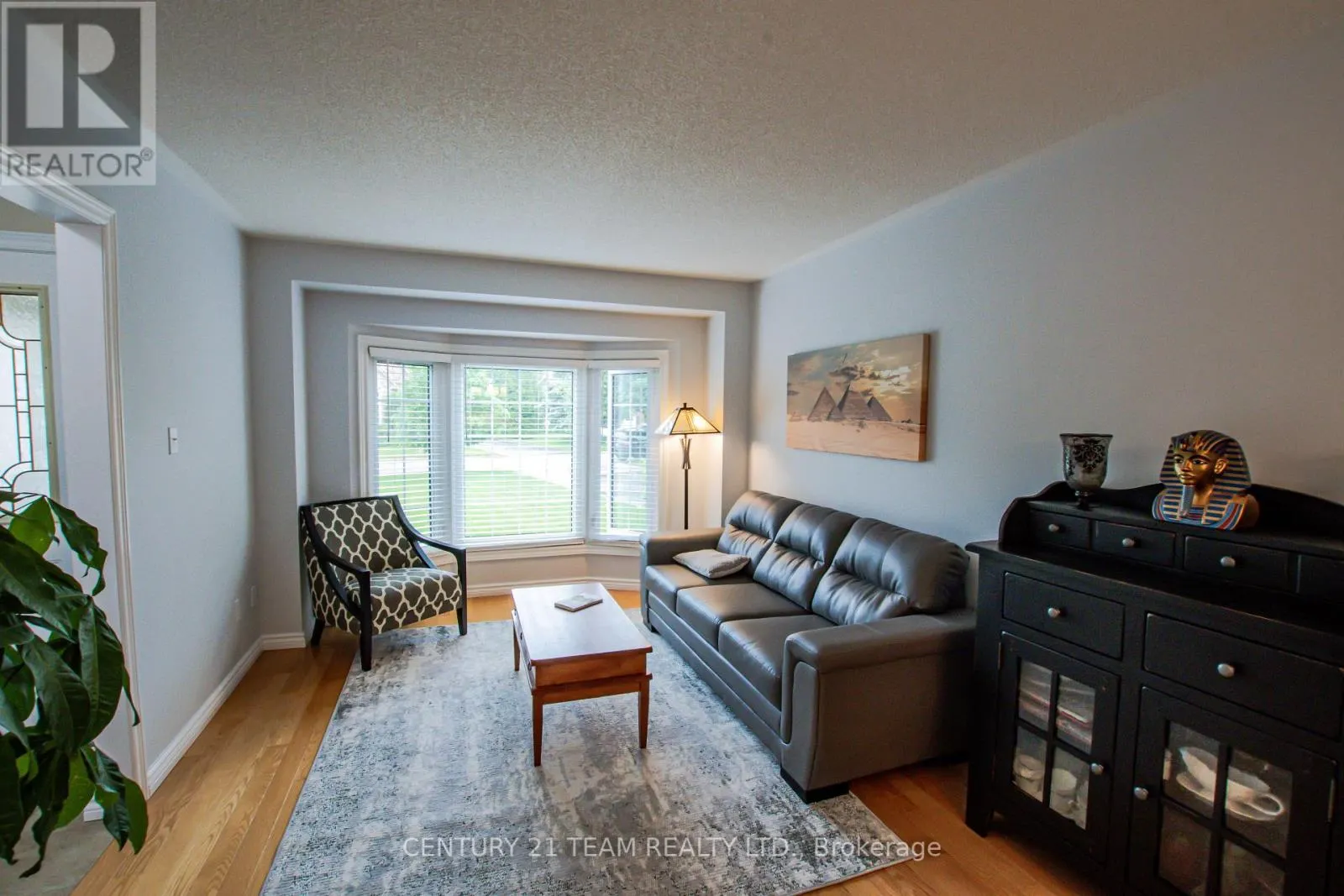 17 RUDDELL CRESCENT
