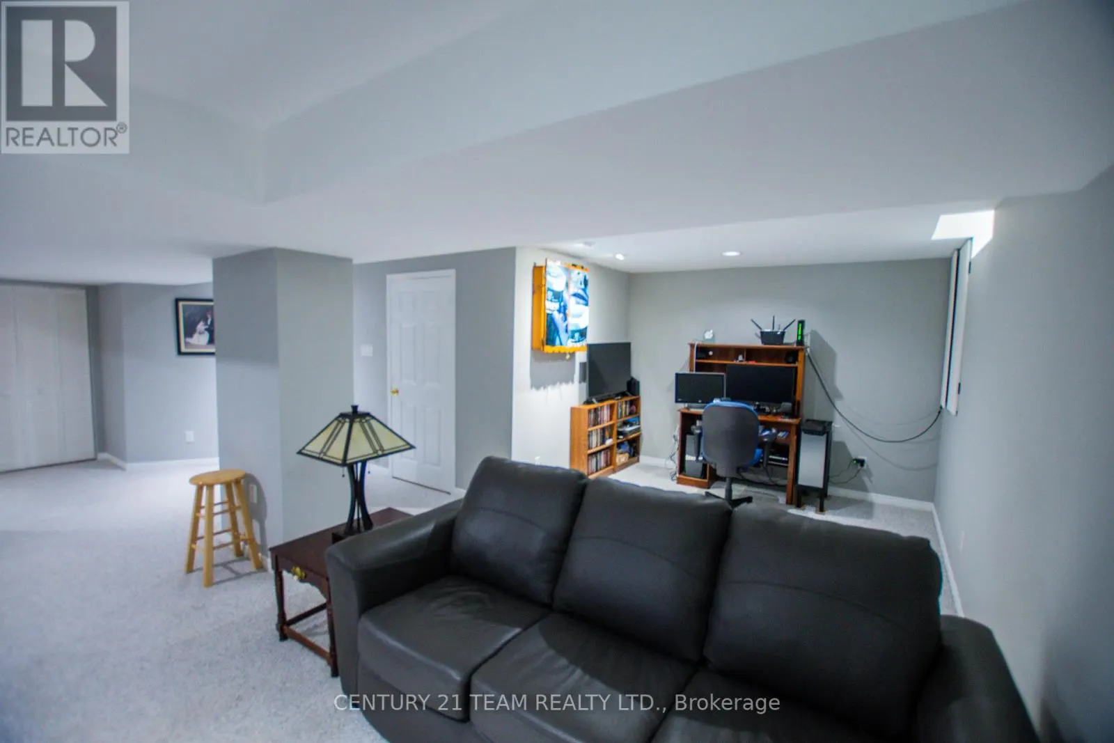 17 RUDDELL CRESCENT
