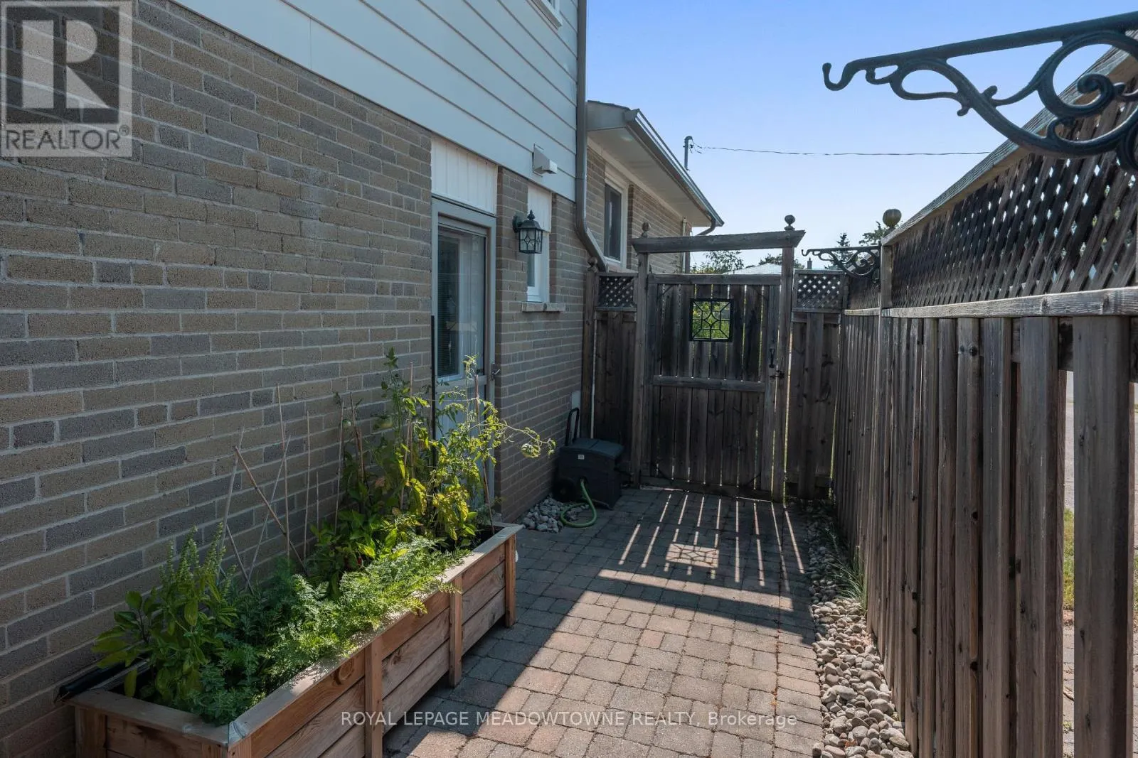 8 LUCINDA PLACE