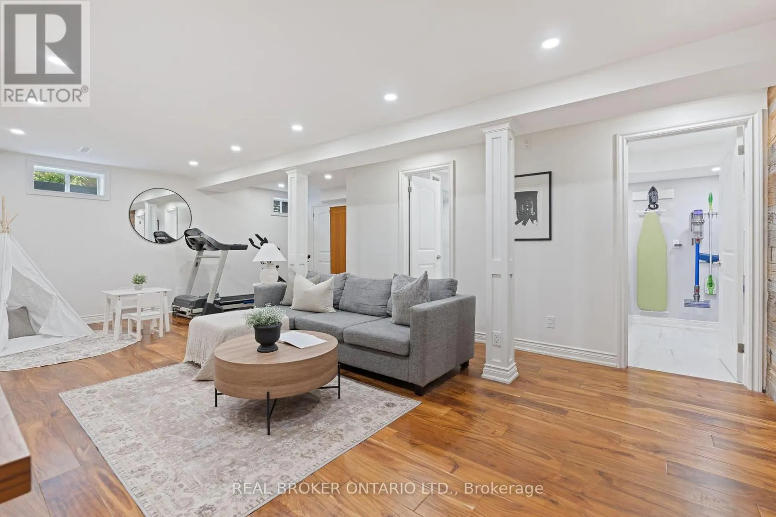 264 TROWBRIDGE PLACE