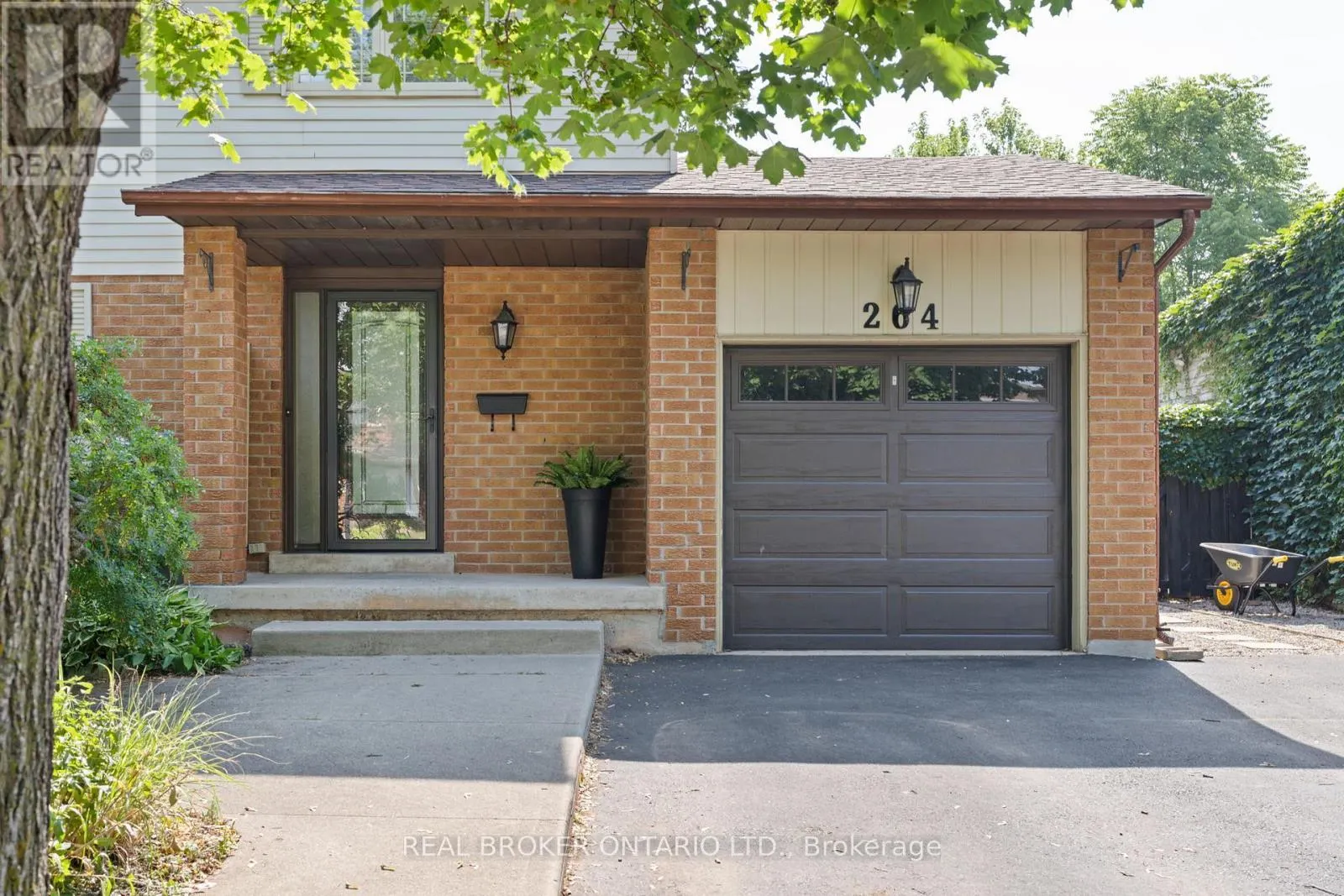 264 TROWBRIDGE PLACE