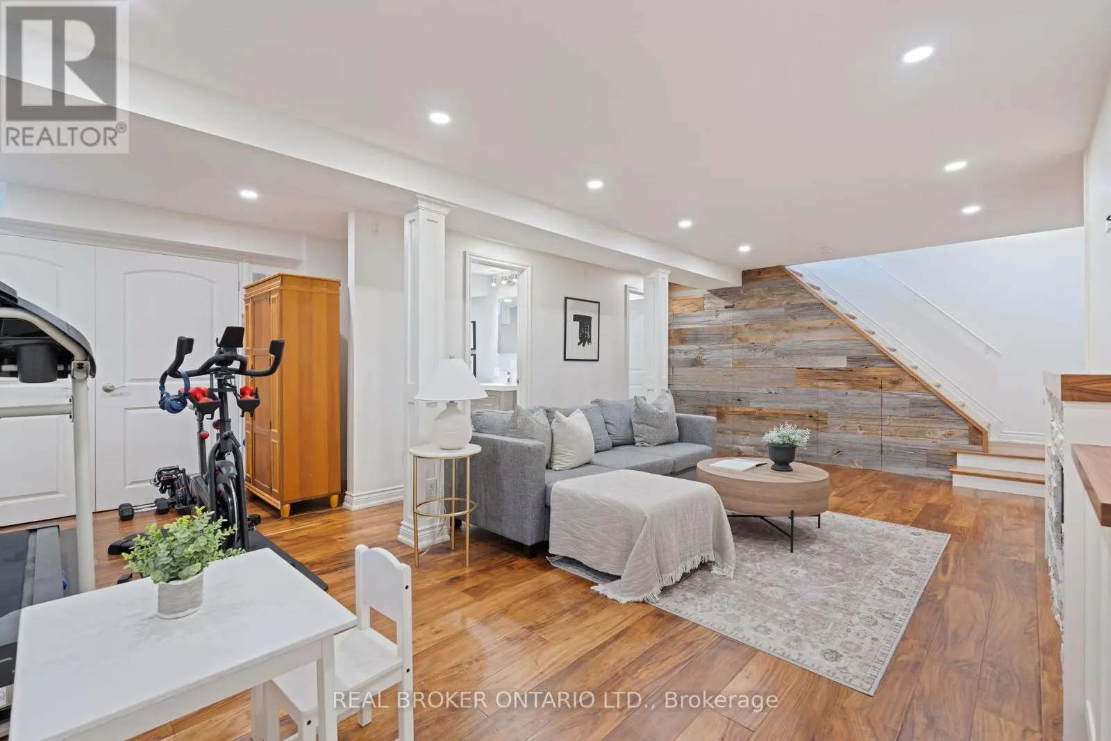 264 TROWBRIDGE PLACE