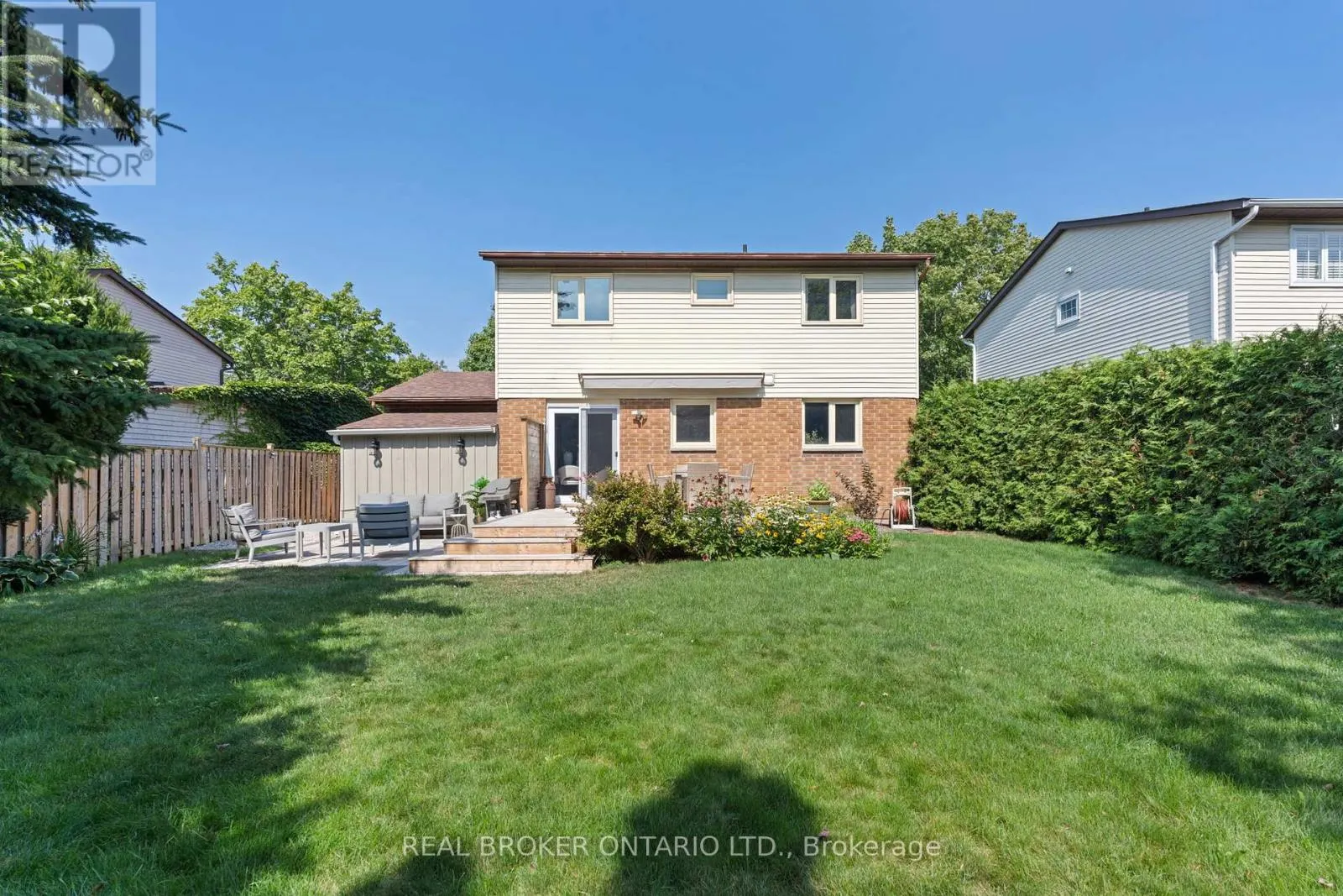 264 TROWBRIDGE PLACE