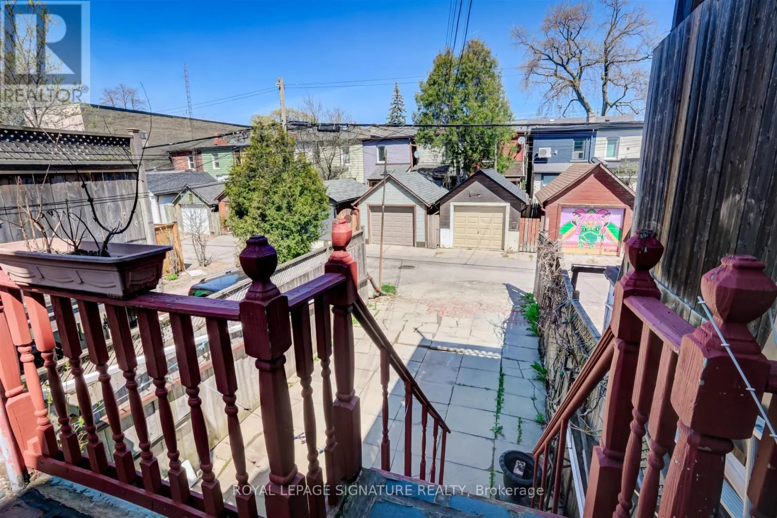 3142 DUNDAS STREET W