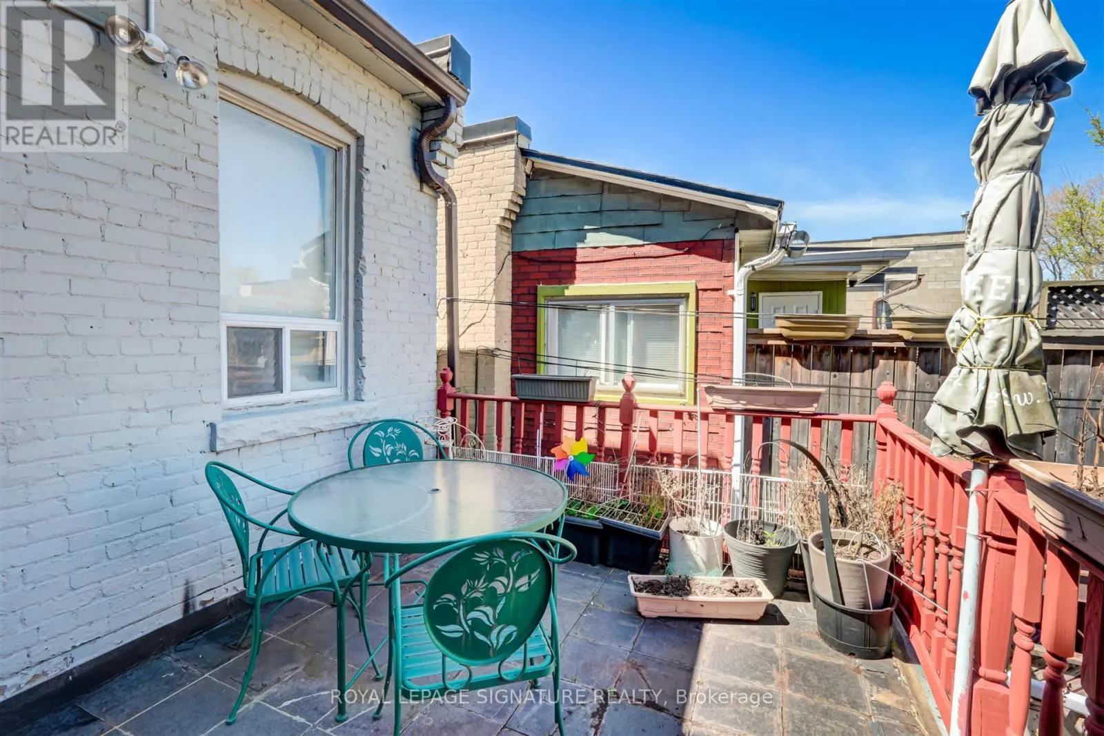 3142 DUNDAS STREET W