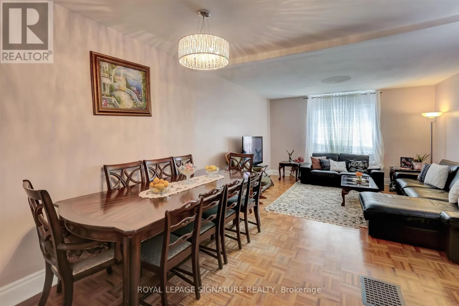 3142 DUNDAS STREET W