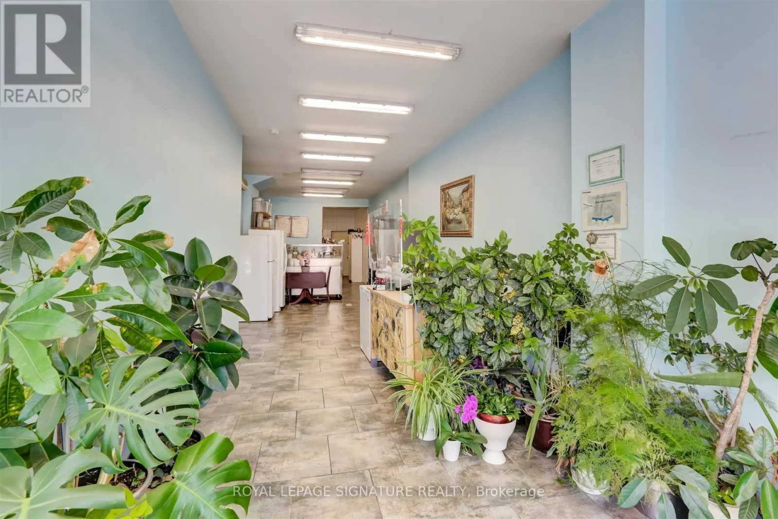 3142 DUNDAS STREET W