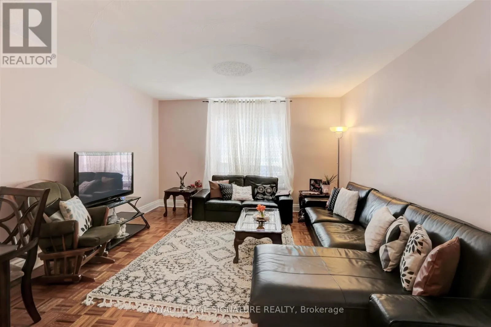 3142 DUNDAS STREET W