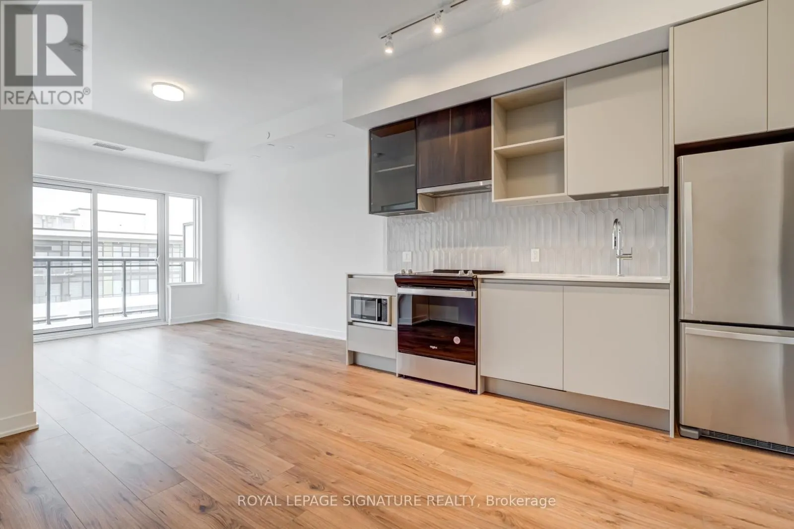 PH20 - 395 DUNDAS STREET W