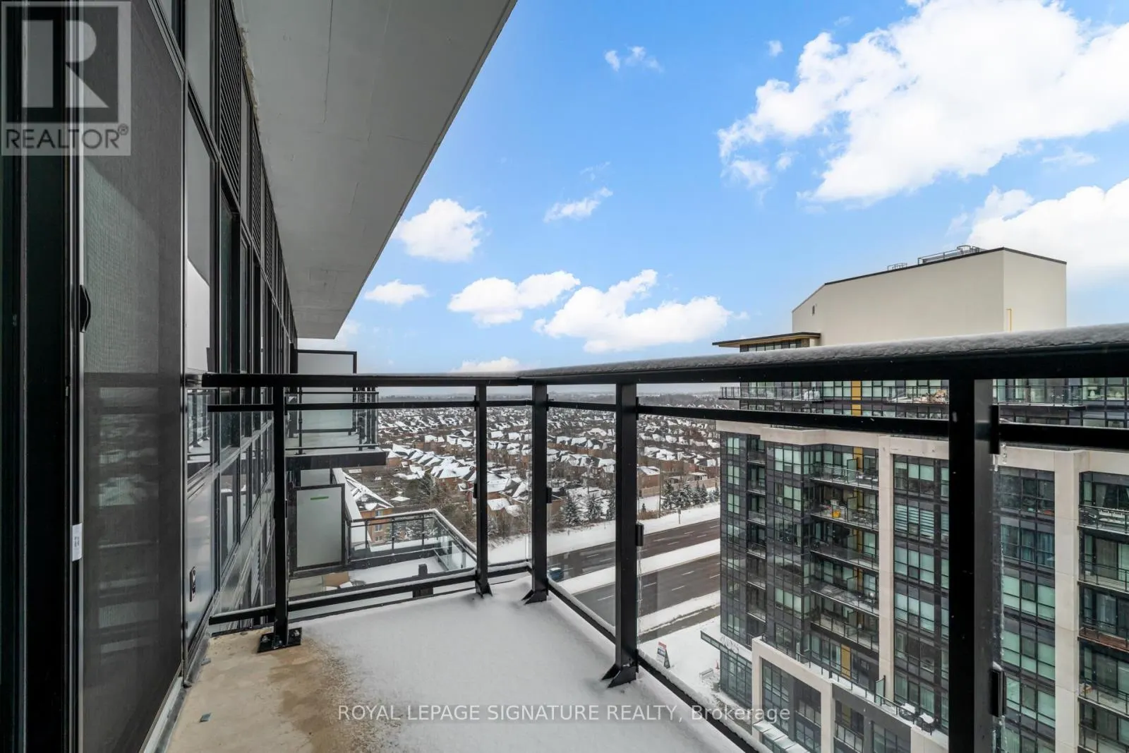 PH20 - 395 DUNDAS STREET W