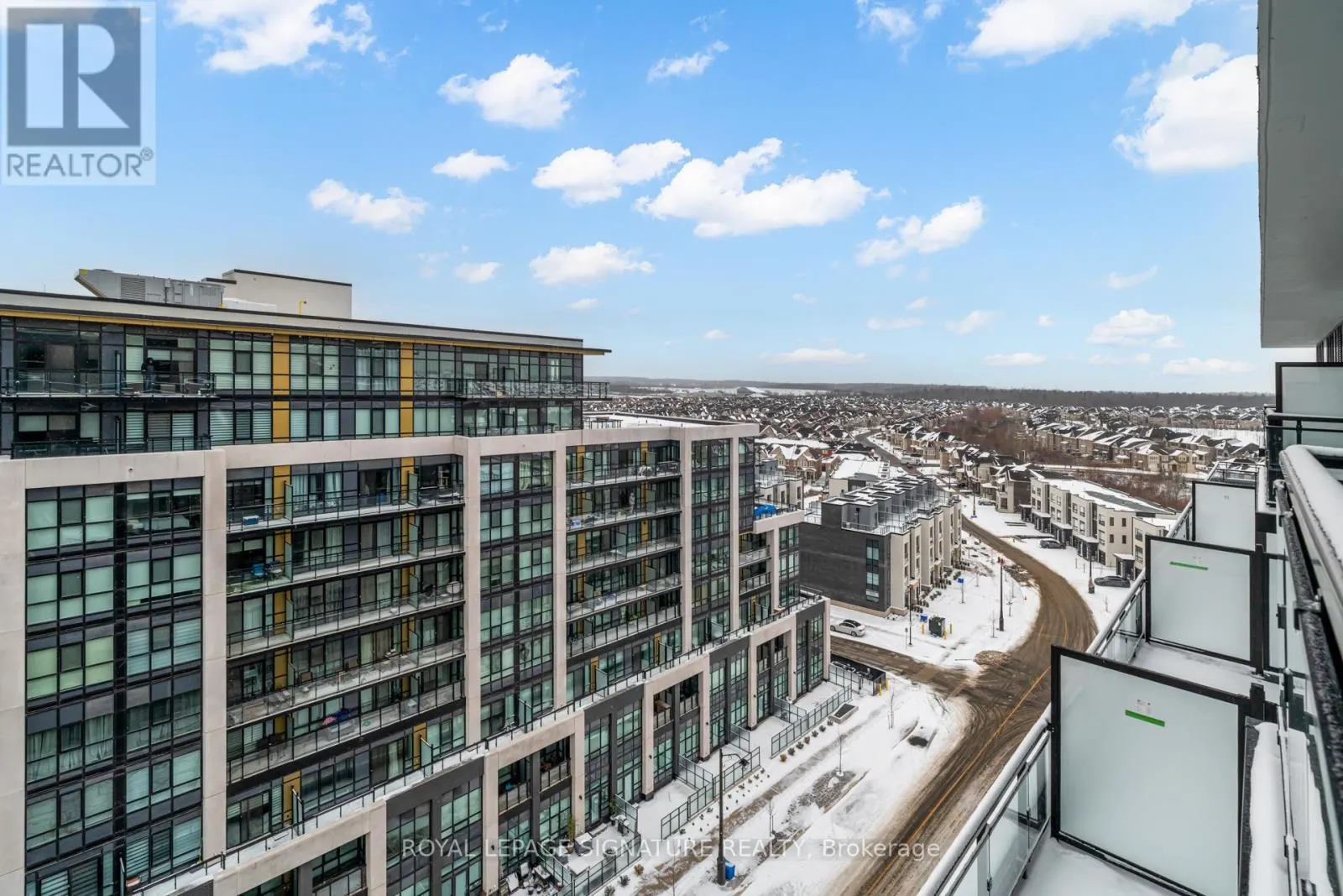 PH20 - 395 DUNDAS STREET W