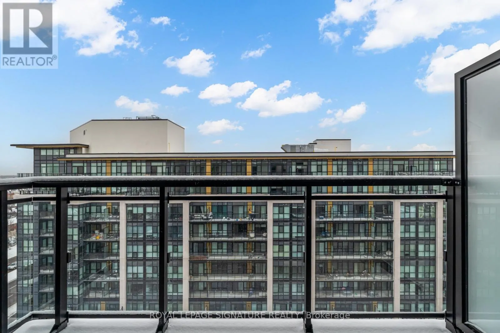 PH20 - 395 DUNDAS STREET W