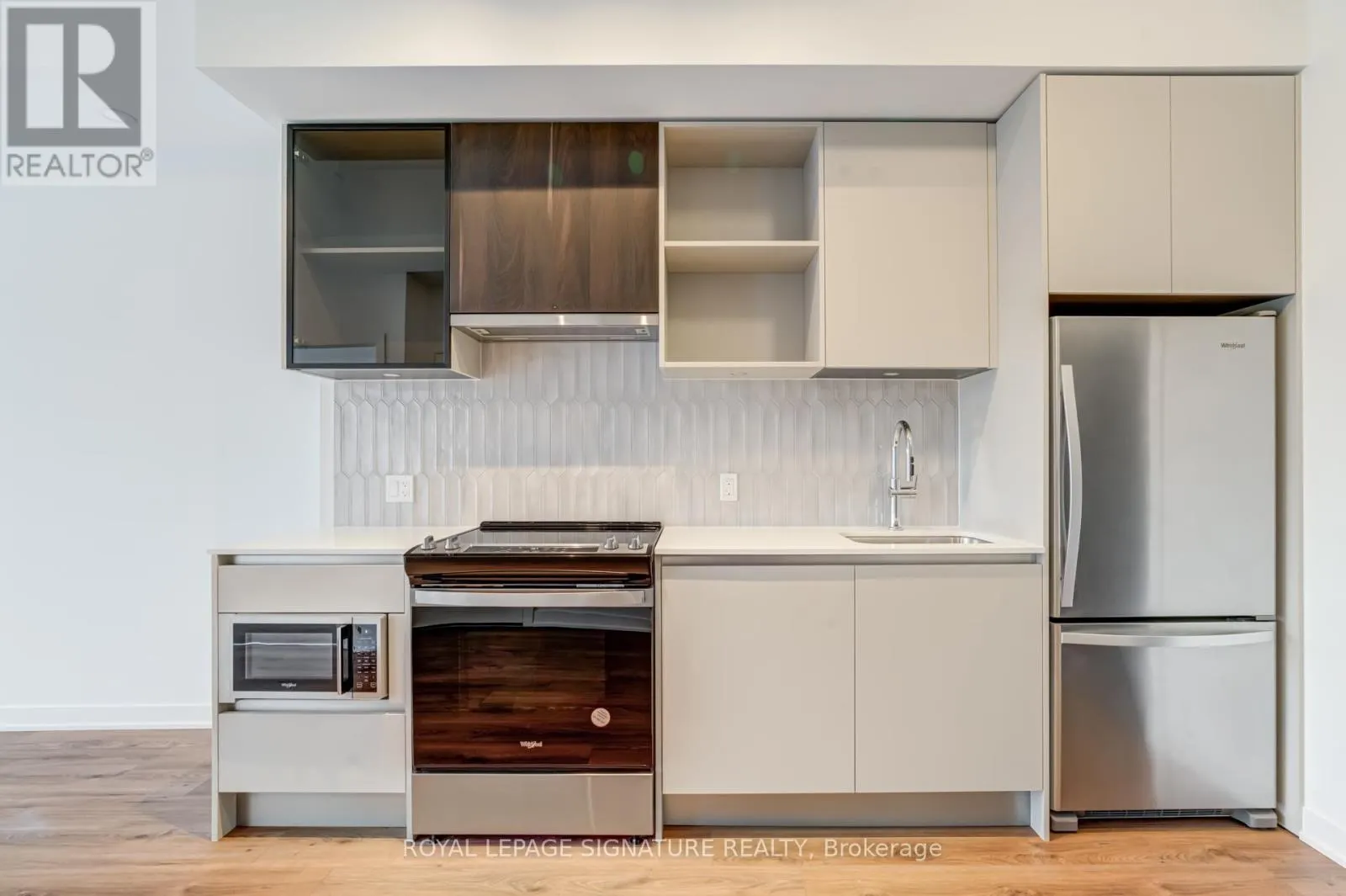 PH20 - 395 DUNDAS STREET W