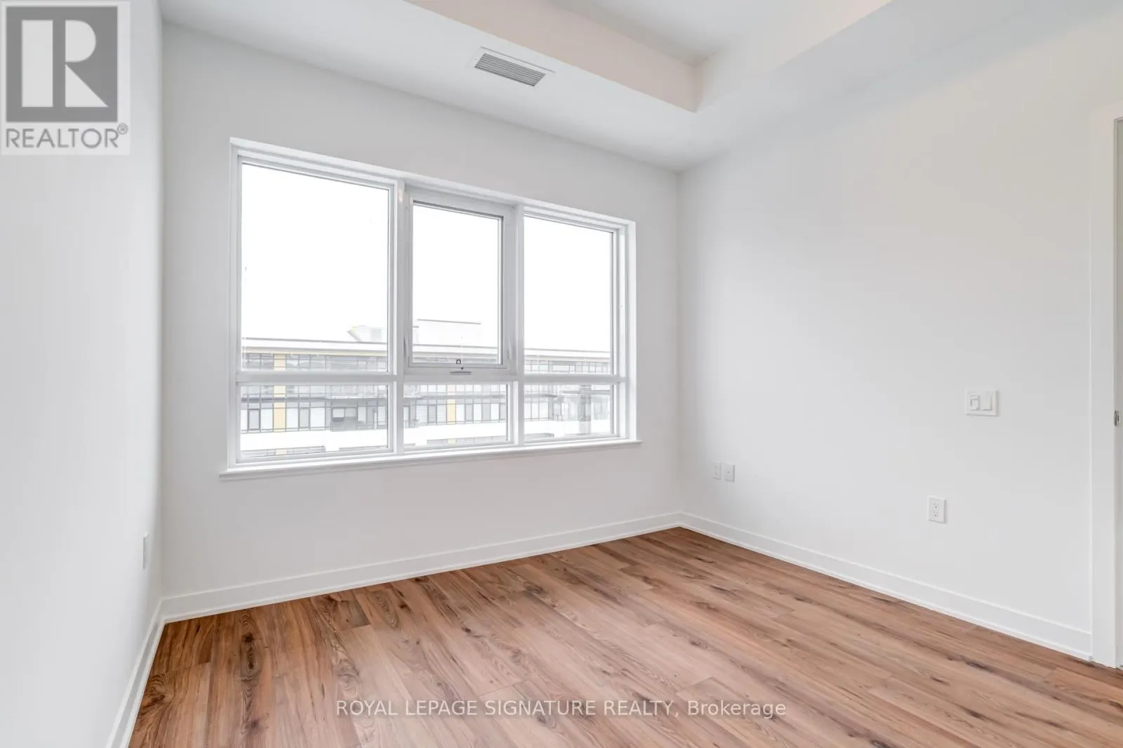 PH20 - 395 DUNDAS STREET W