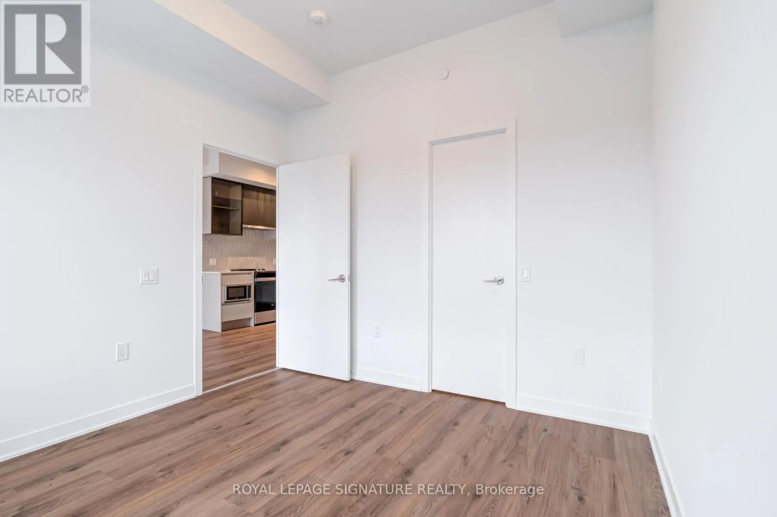 PH20 - 395 DUNDAS STREET W