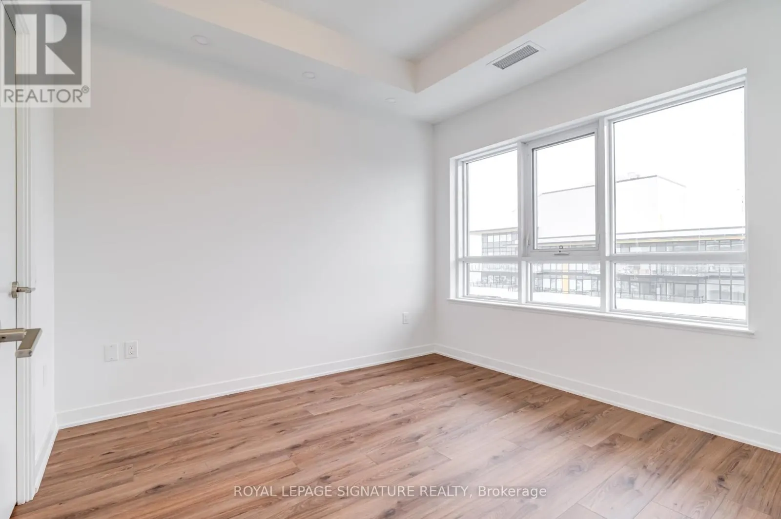 PH20 - 395 DUNDAS STREET W