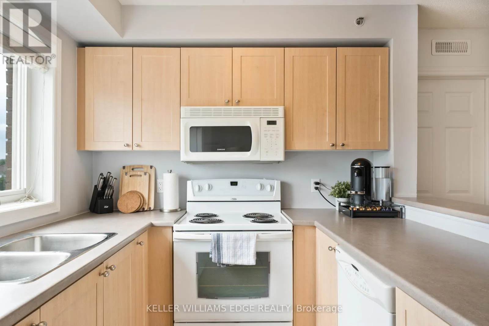 304 - 4450 FAIRVIEW STREET