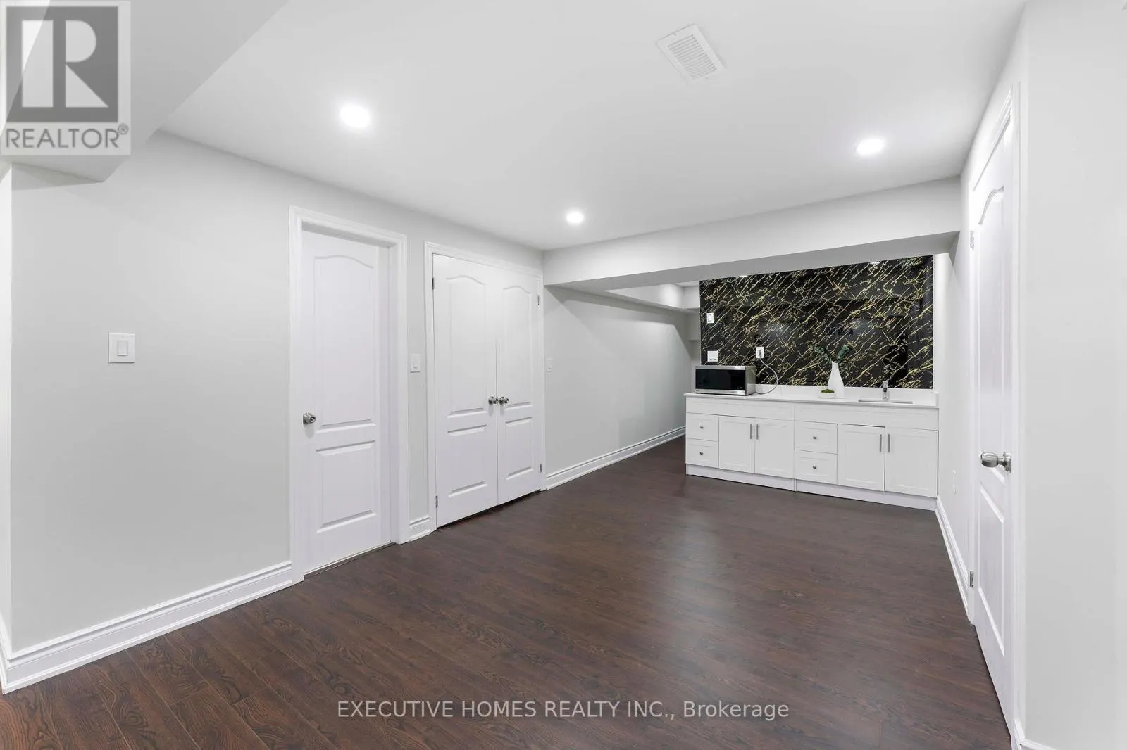 1496 FARMSTEAD DRIVE