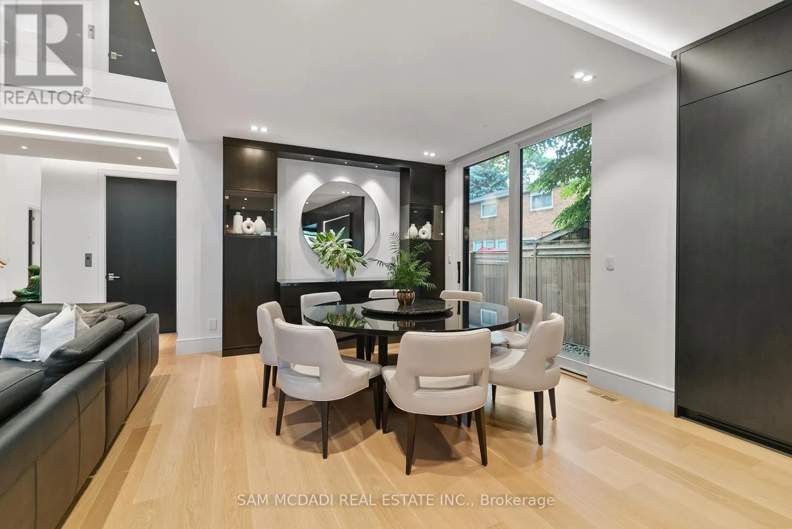 2488 LAKESHORE ROAD E