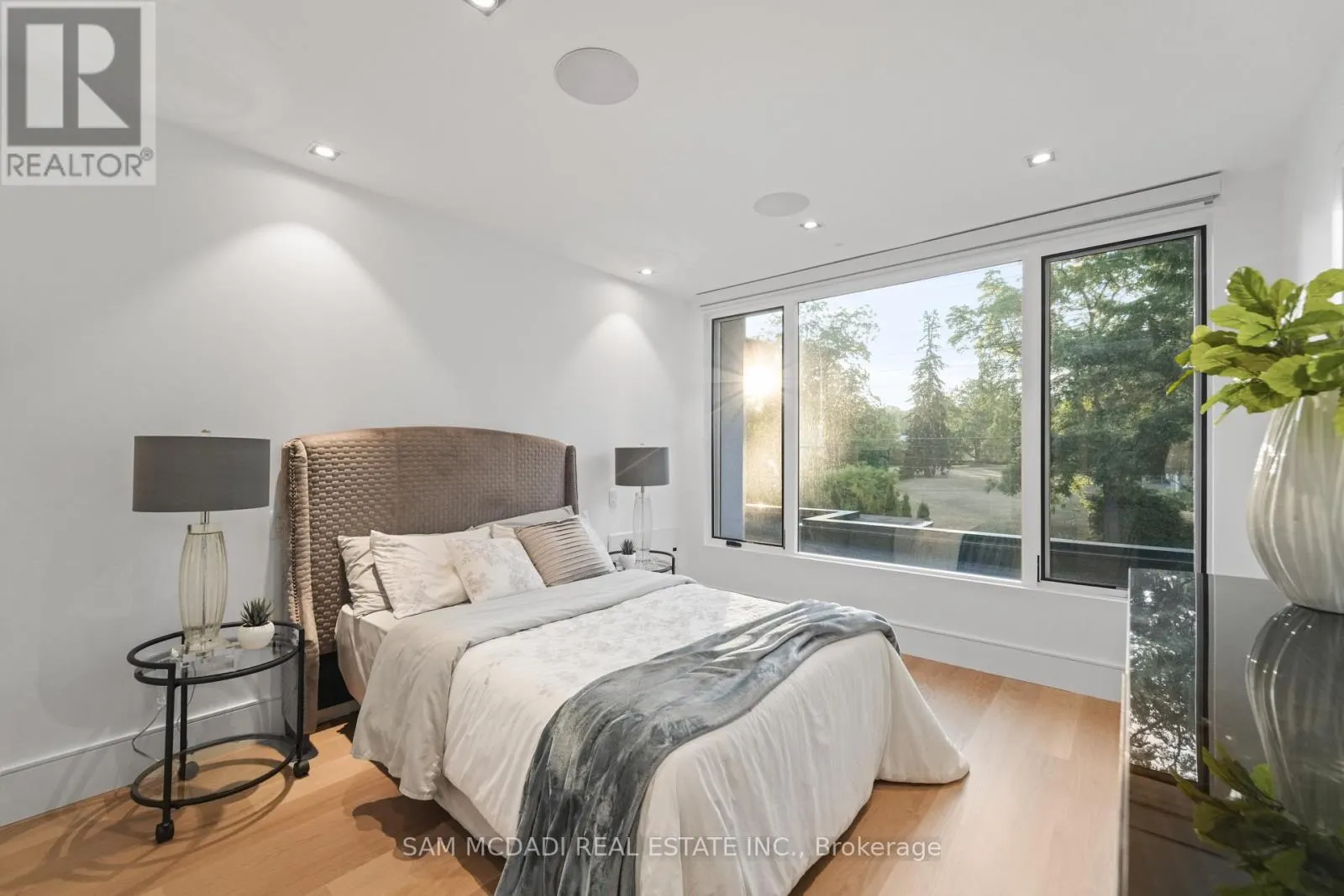 2488 LAKESHORE ROAD E