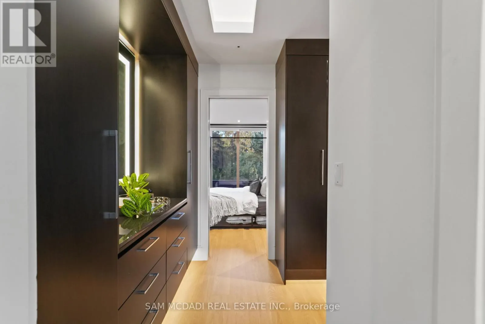 2488 LAKESHORE ROAD E