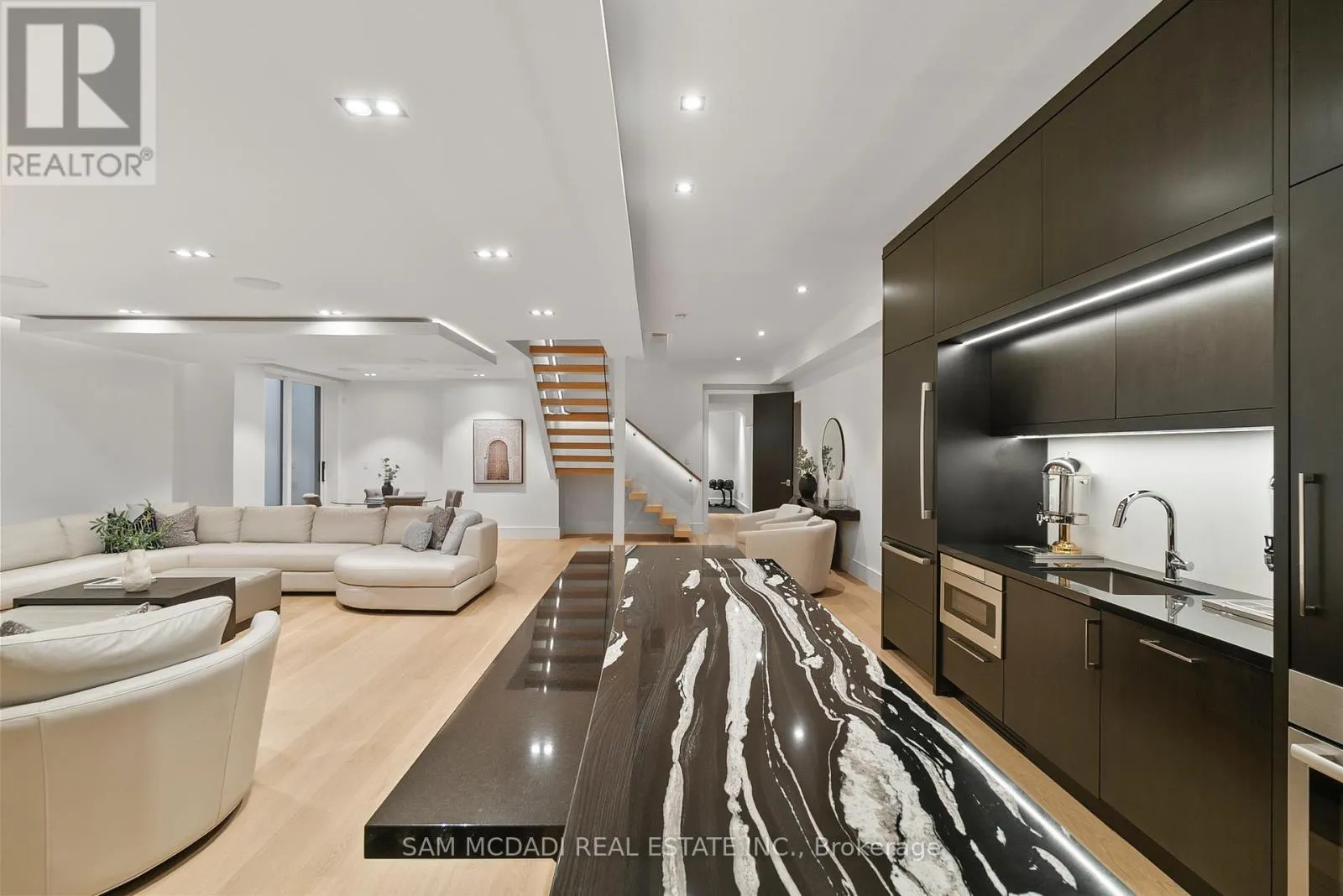 2488 LAKESHORE ROAD E