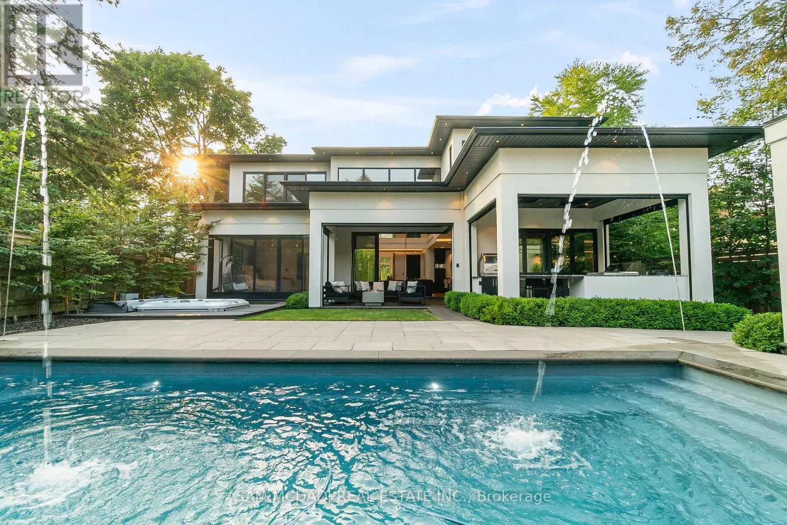 2488 LAKESHORE ROAD E