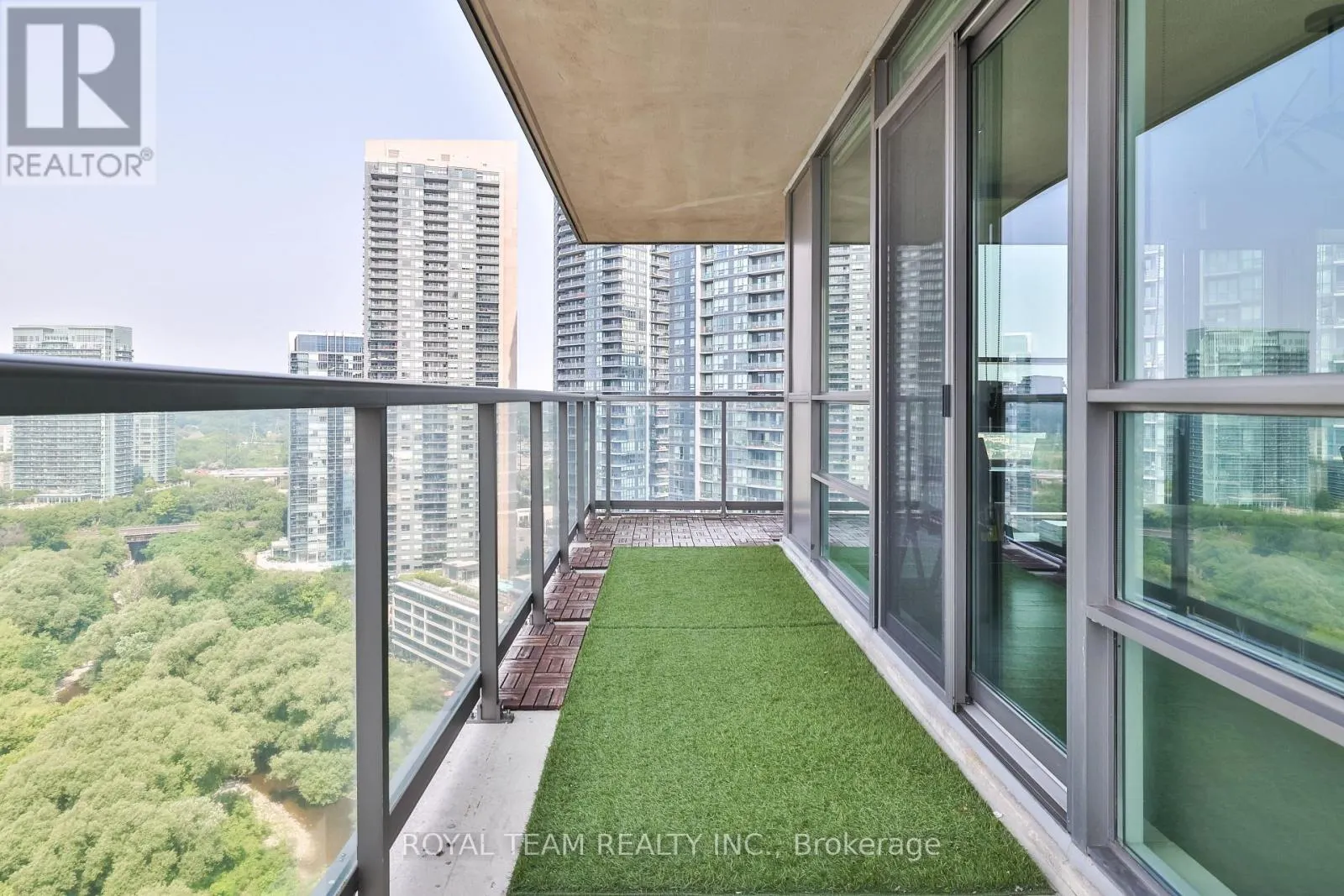 2504 - 2230 LAKE SHORE BOULEVARD W