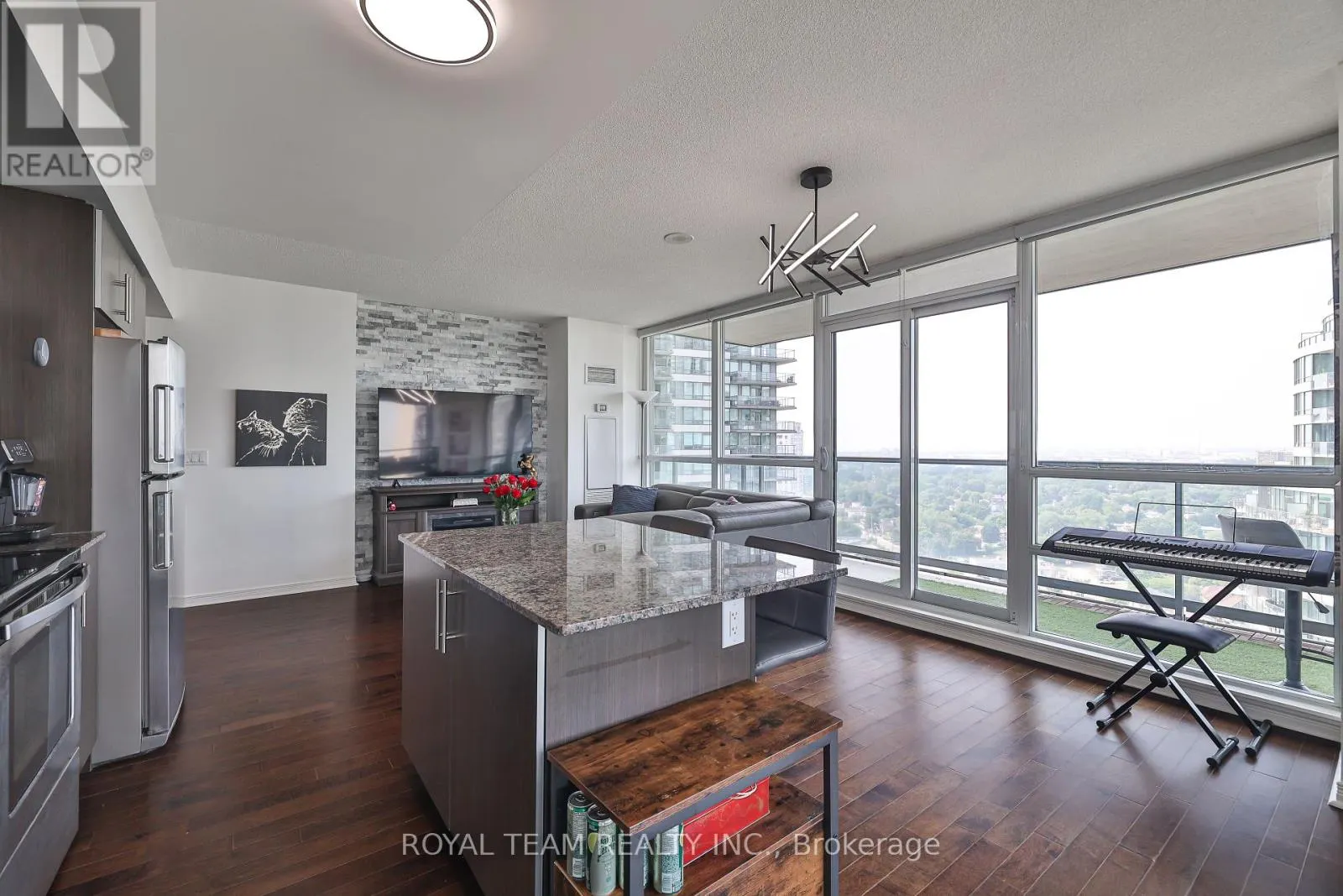 2504 - 2230 LAKE SHORE BOULEVARD W
