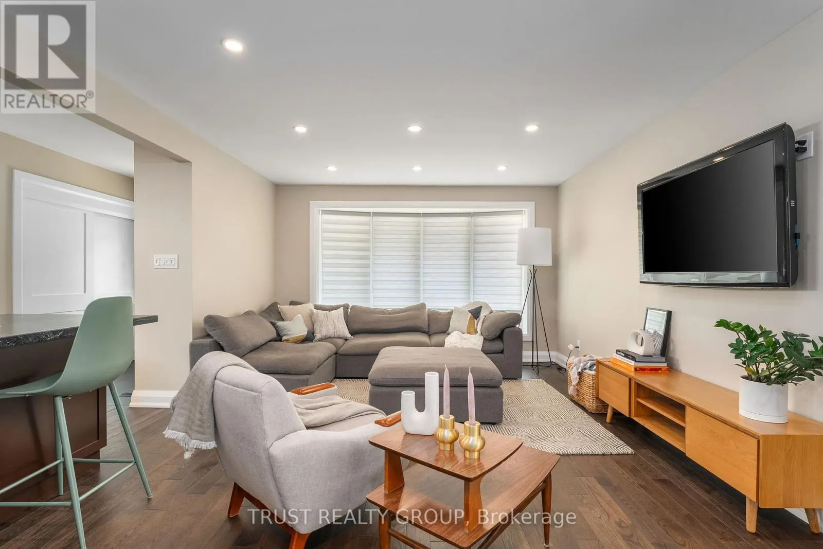 18 DEANECREST ROAD