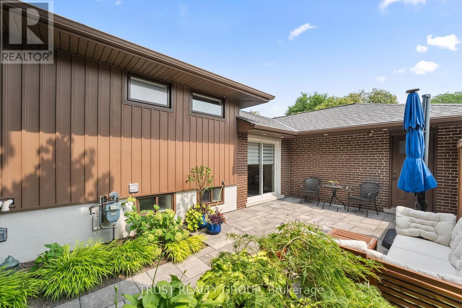 18 DEANECREST ROAD