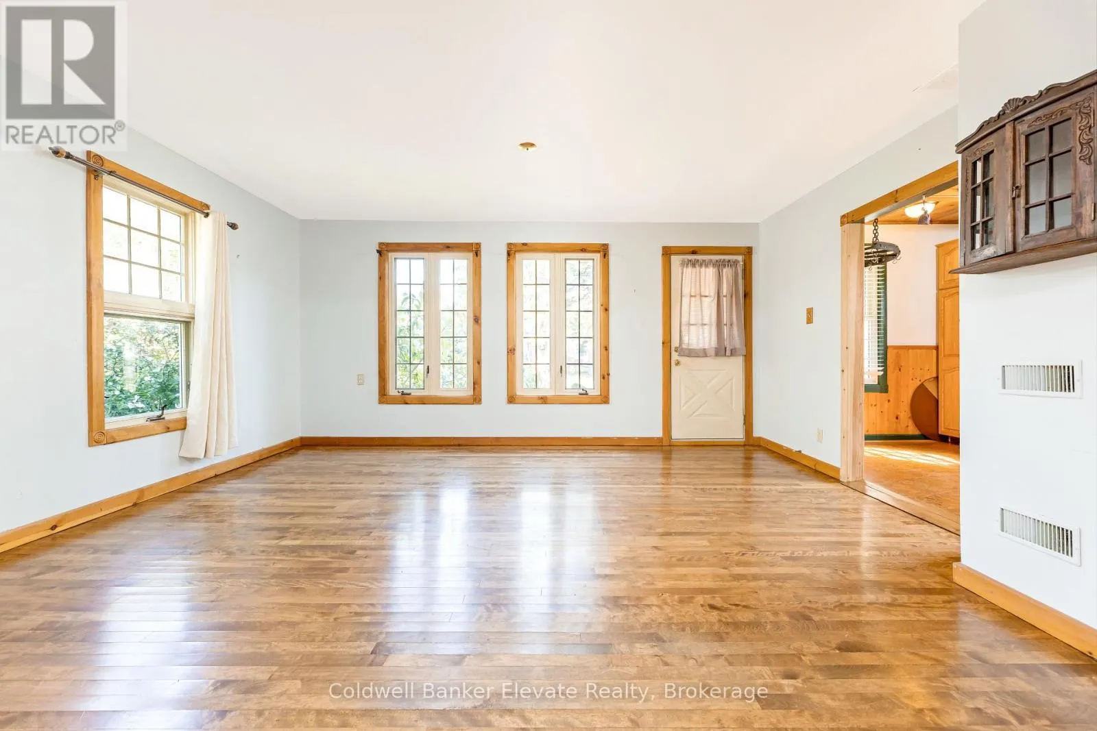 12 CHURCHILL CRESCENT