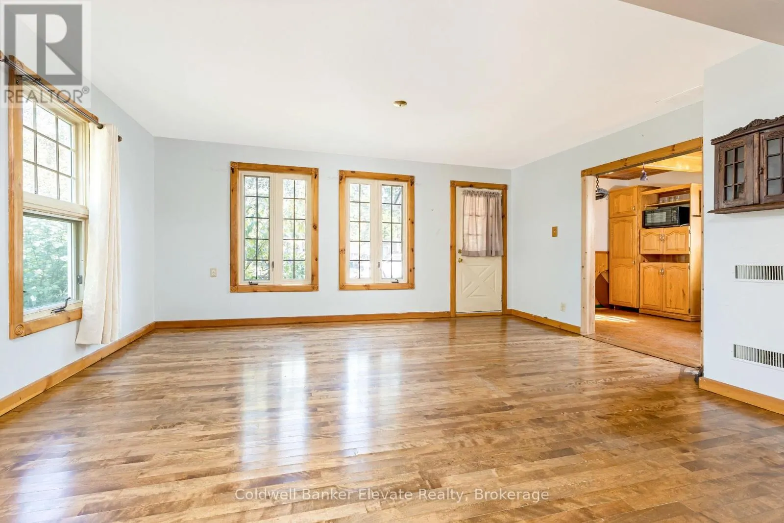 12 CHURCHILL CRESCENT
