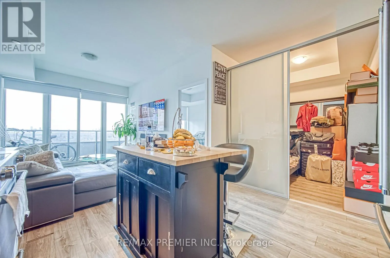 2712 - 30 SHORE BREEZE DRIVE