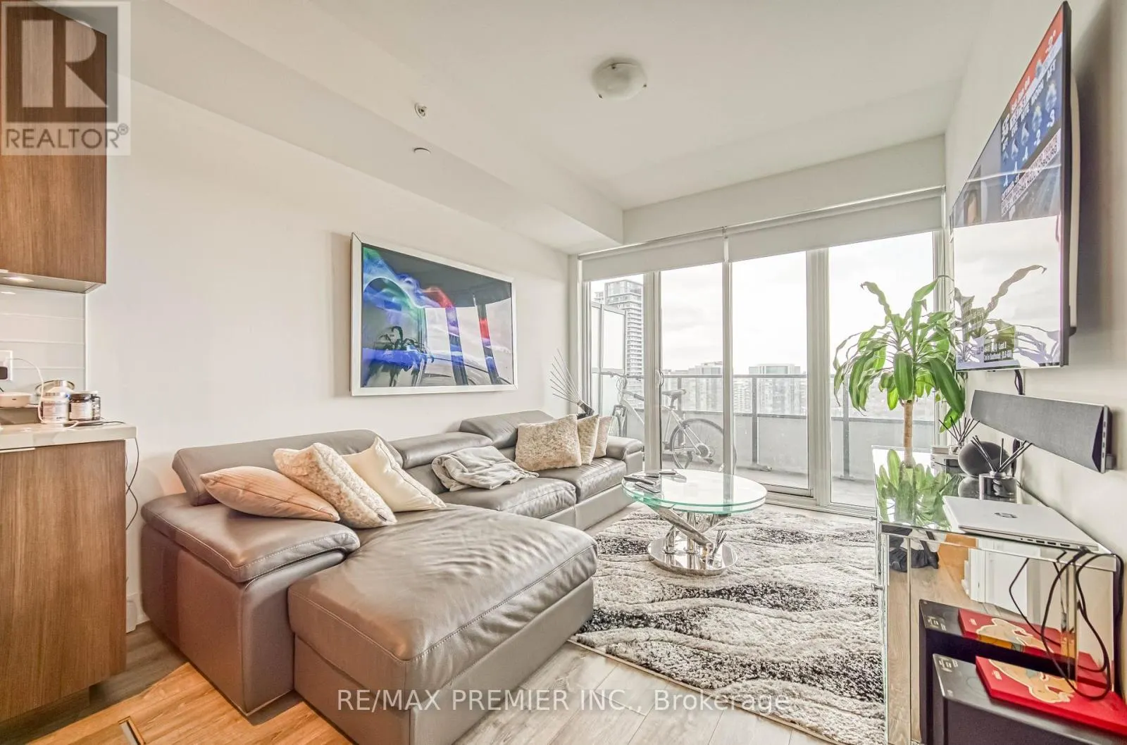2712 - 30 SHORE BREEZE DRIVE