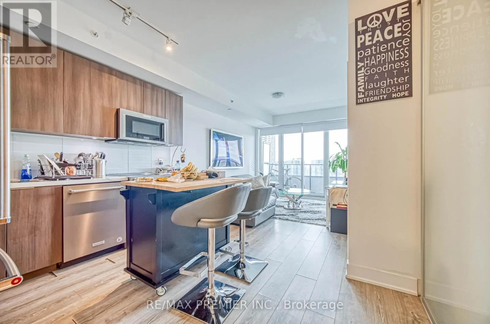 2712 - 30 SHORE BREEZE DRIVE