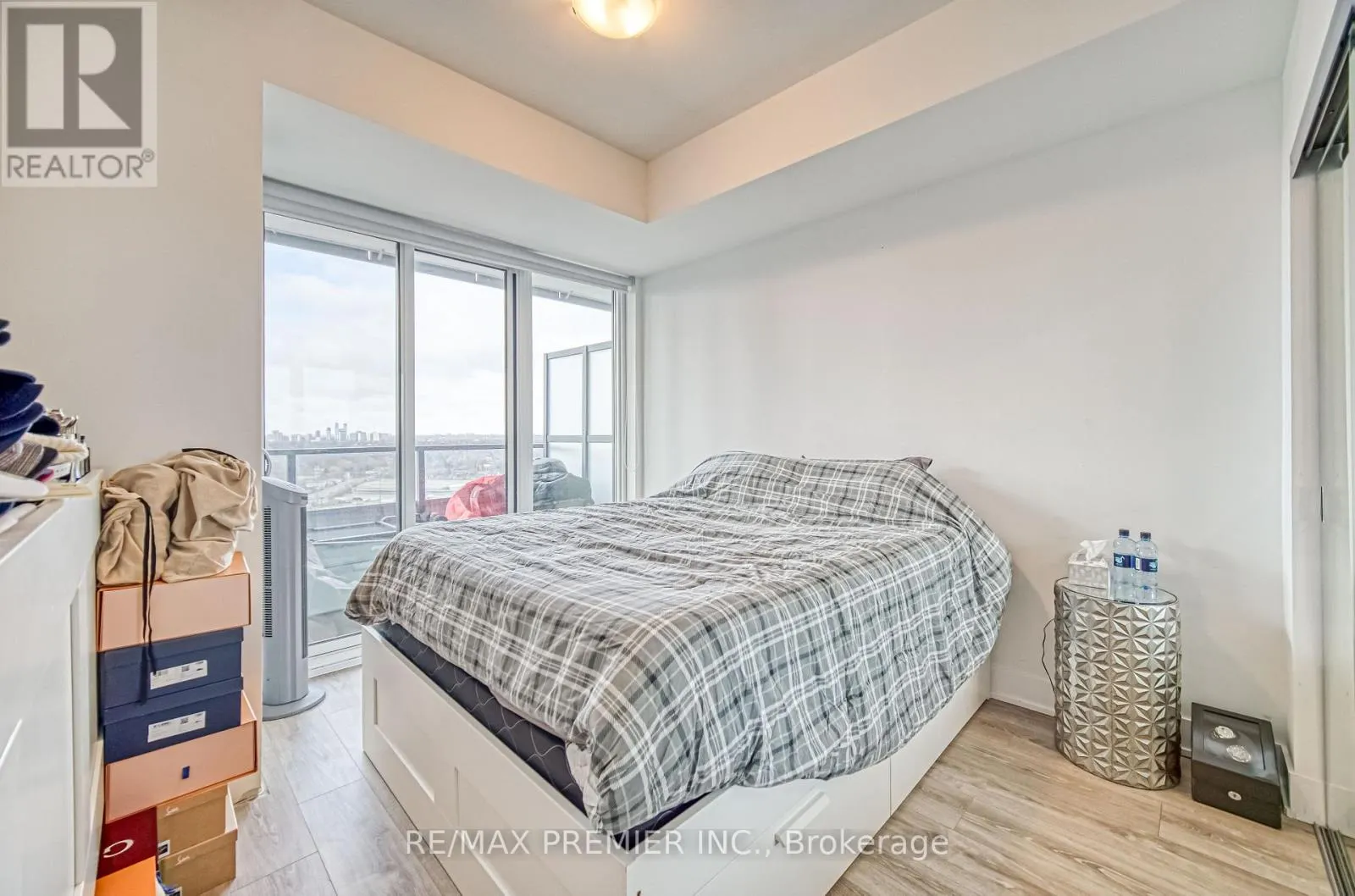 2712 - 30 SHORE BREEZE DRIVE