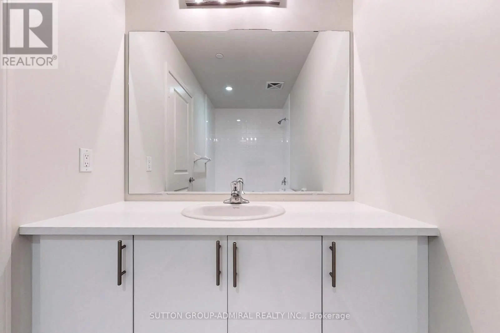 221 - 39 ANNIE CRAIG DRIVE