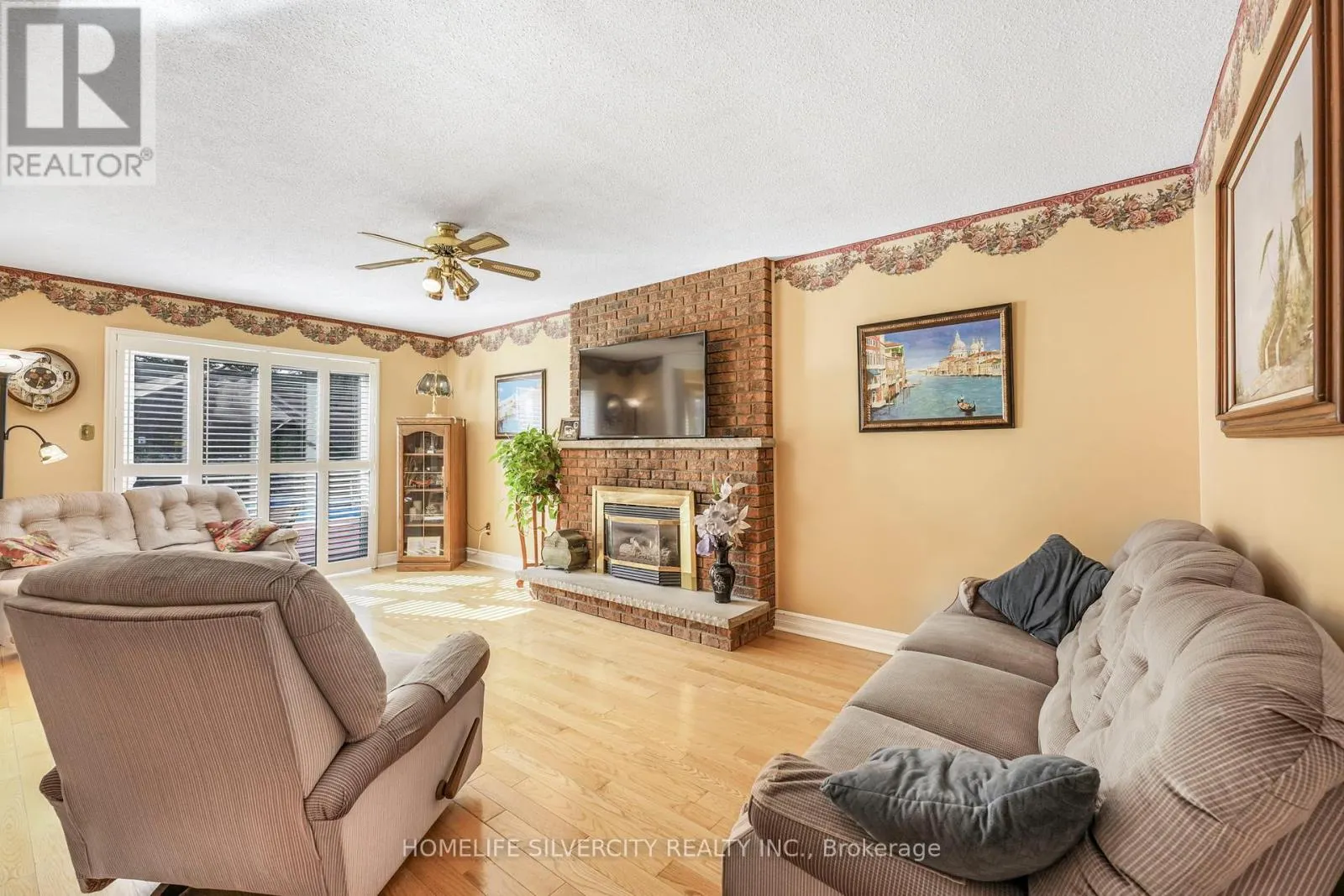 16 PACIFIC LANE