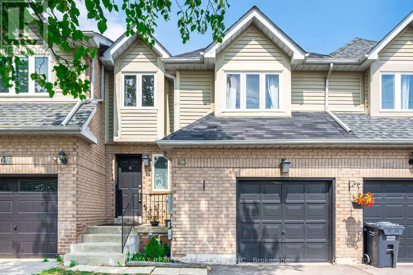 43 ASHBROOK WAY