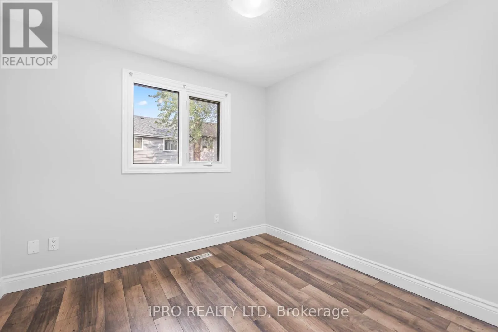 35 BARRINGTON CRESCENT W